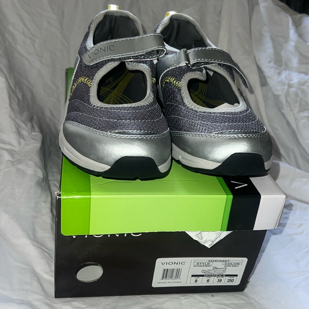Brand new Vionic shoes